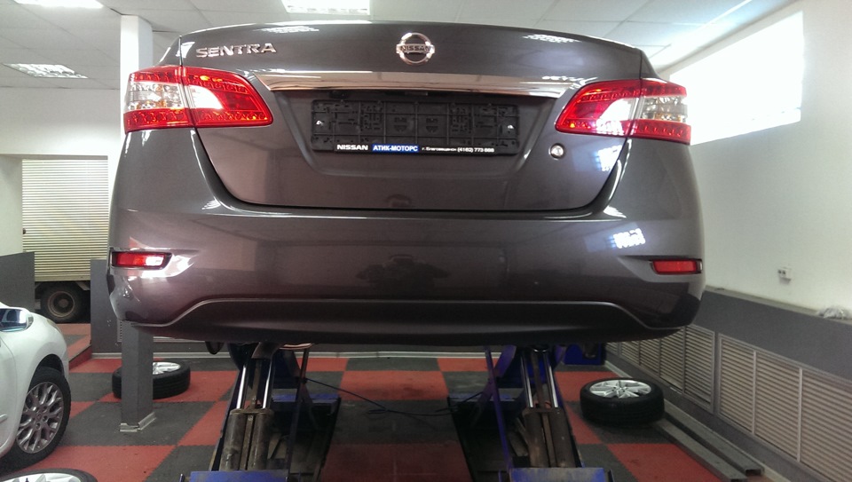 На подъемнике, вид сзади — Nissan Sentra (B17)