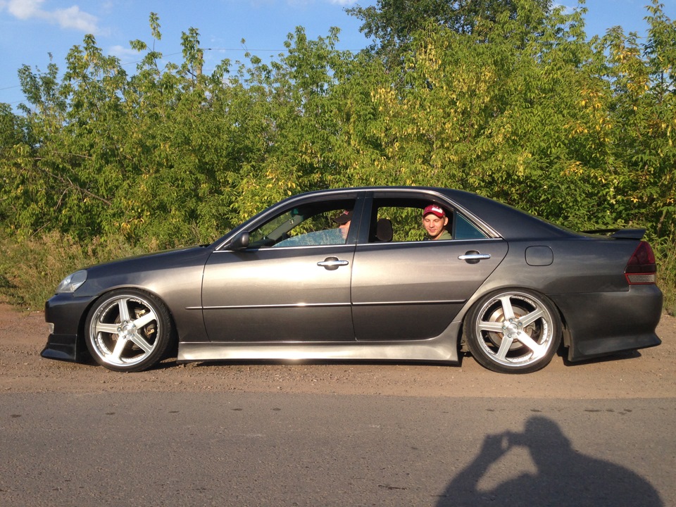 сбоку — Toyota Mark II (110)
