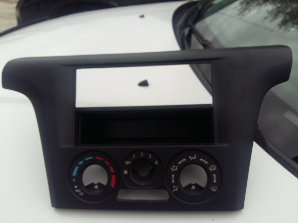 Снимаем панель магнитолы — Mitsubishi Outlander (1G)