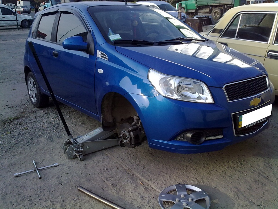Пока диск ровняют Ласточка отдыхает на подъемнике) — Chevrolet Aveo 5-door (1G)