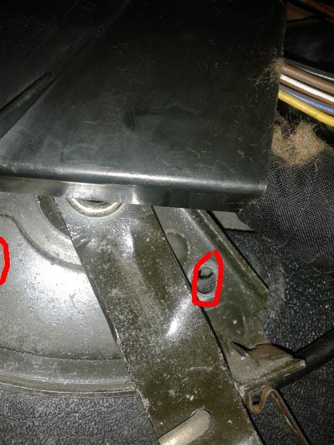 у меня оказался один саморез только закручен — Audi 80 (B3)