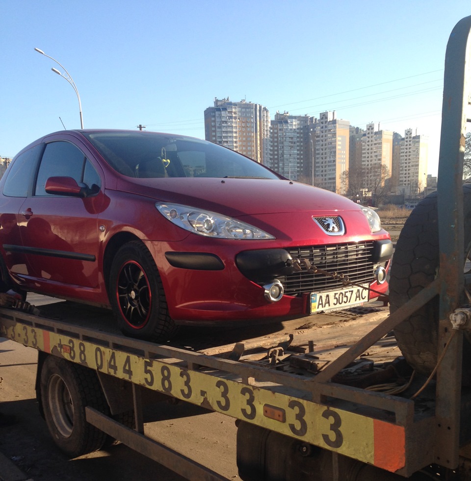 Единственная эвакуаторная компания, в которую дозвонился в 9 утра — Peugeot 307. Запчасти на фото: DAN583