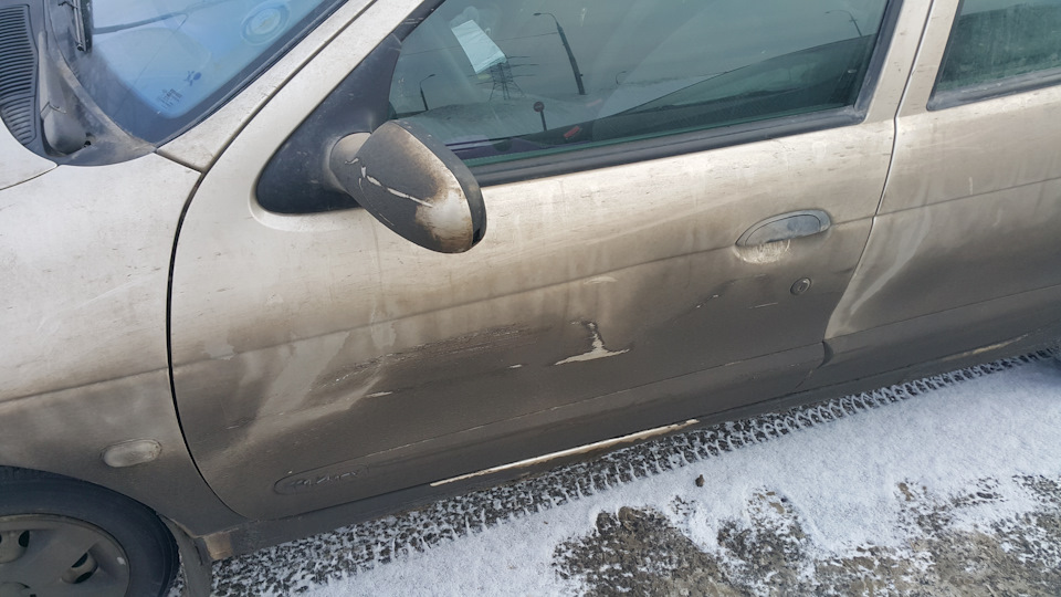 Повреждения оставленные тойотой. Царапины на накладке зеркала и двери. — Renault Megane I