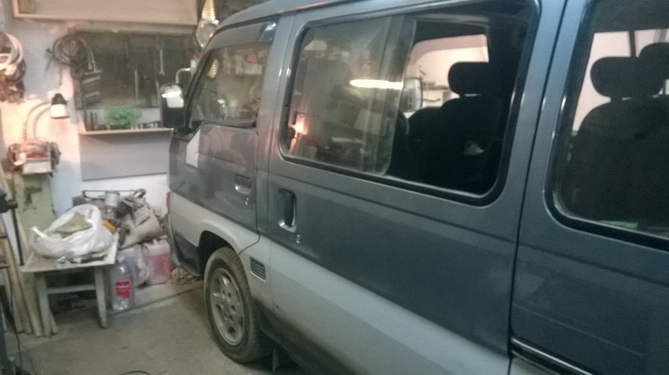 потом ездил долго вот так) загрунтовав наполовину — Nissan Caravan (3G)