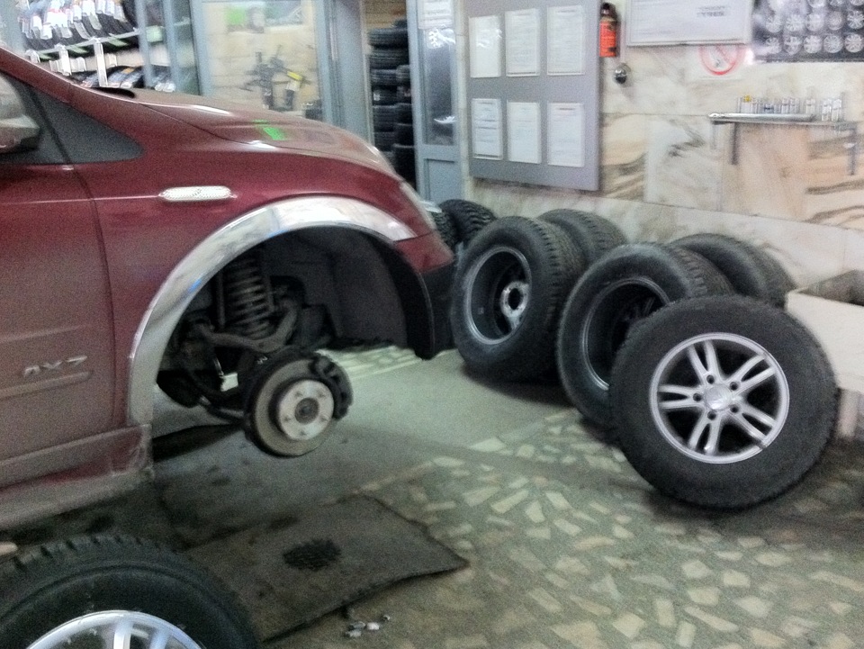 Toyo Open Country A/T 265/60 R18. В снегу гребут, на льду бесполезны. — SsangYong Actyon Sports (1G). Запчасти на фото: Toyo Open Country A/T 265/60R18