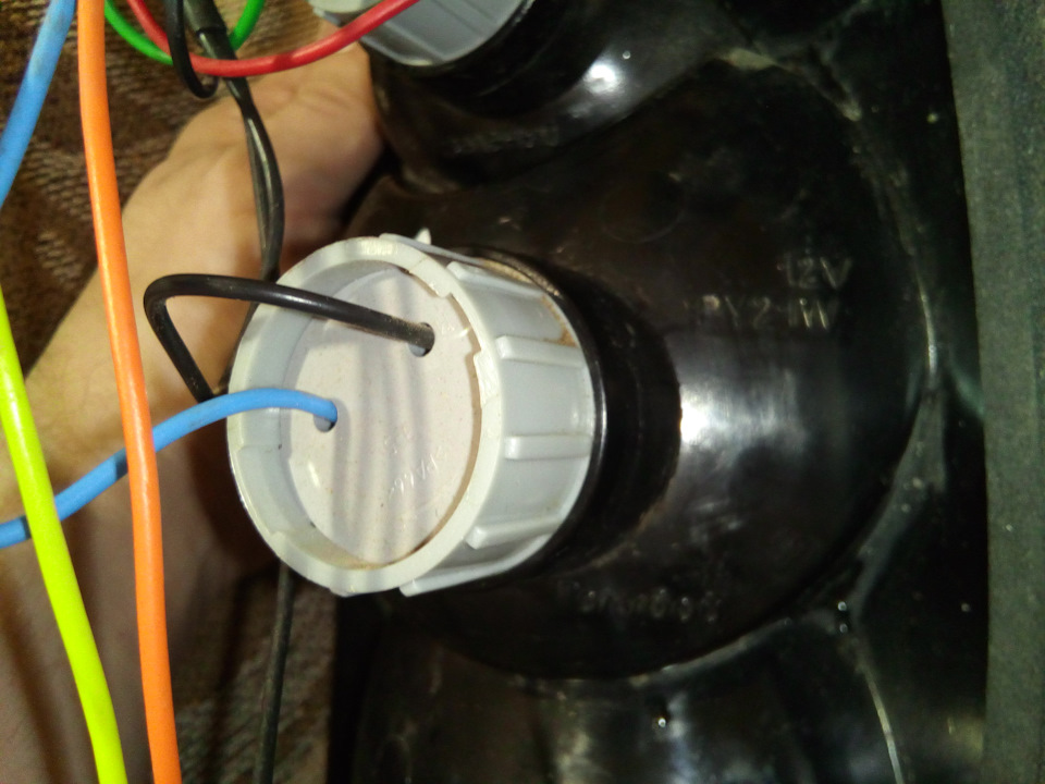 Поворотник: провод голубой, лампа PY21W — Chevrolet Niva (1G)