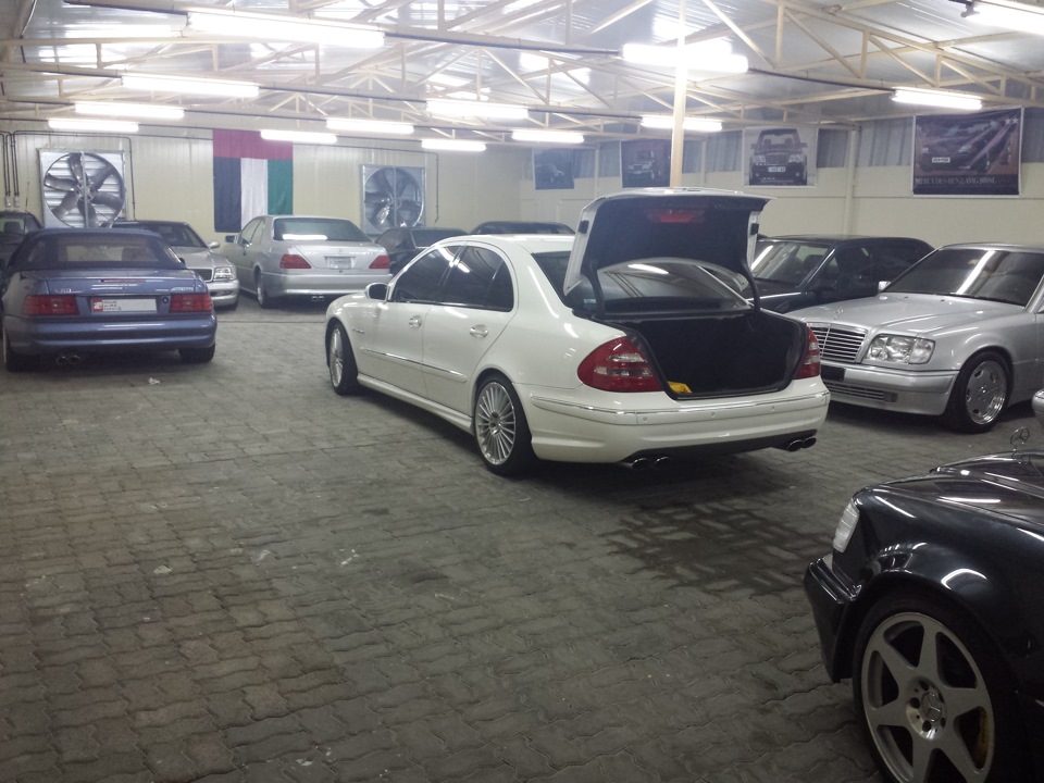 вот тут видно ту самую редкую SL55 M113 AMG за голубой SL стоит — Mercedes-Benz E-Class (W124)