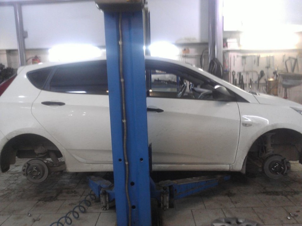 пока весела посотрел что у меня там под низом, вроде все нормик!) — Hyundai Solaris Hatchback