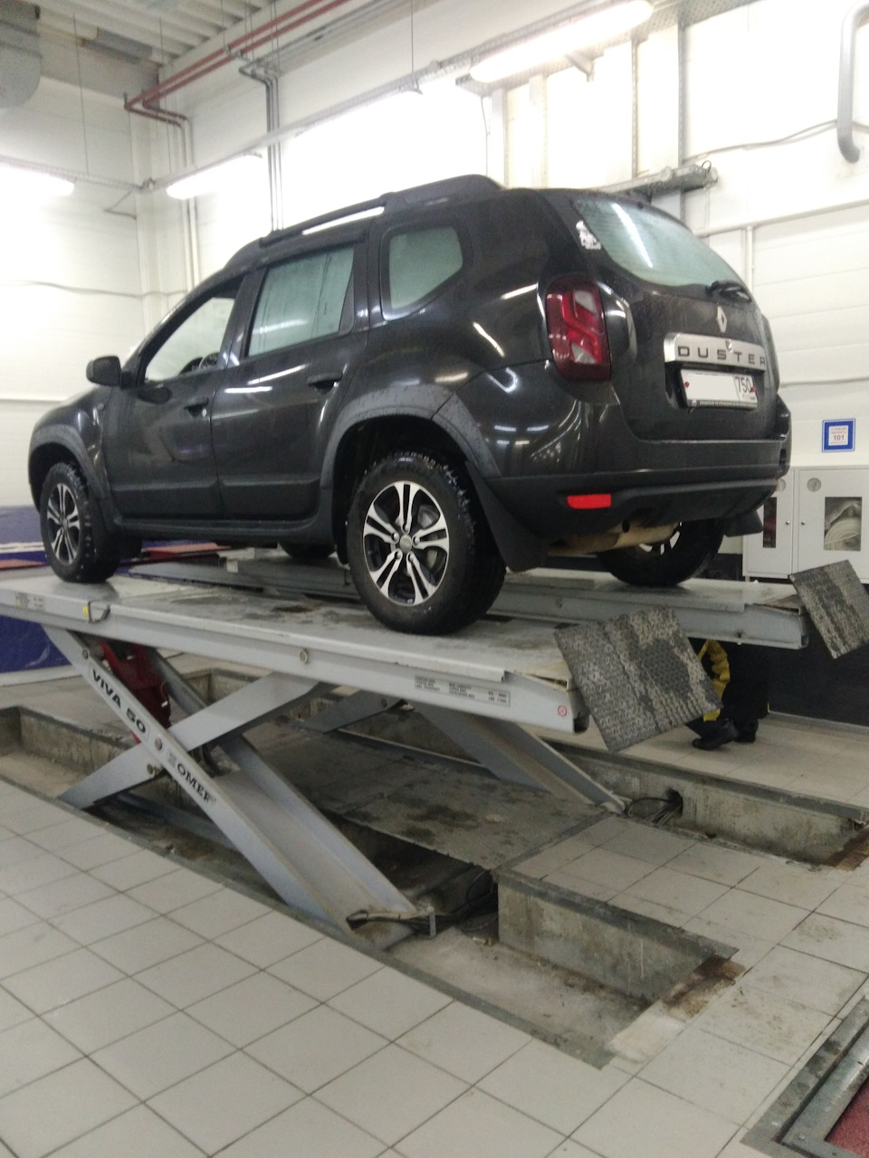 на подъемнике перед выдачей — Renault Duster (1G)