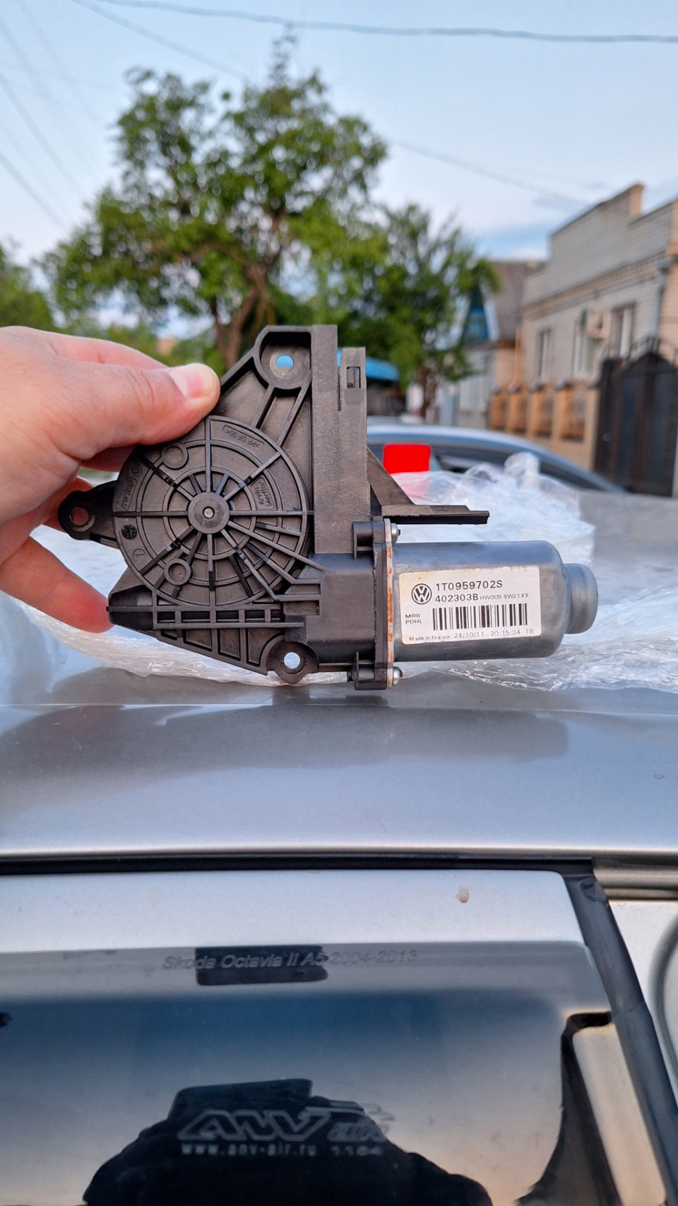 Стеклоподьемник от Volkswagen Jetta. — Skoda Octavia A5 Mk2. Запчасти на фото: 1T0959702S