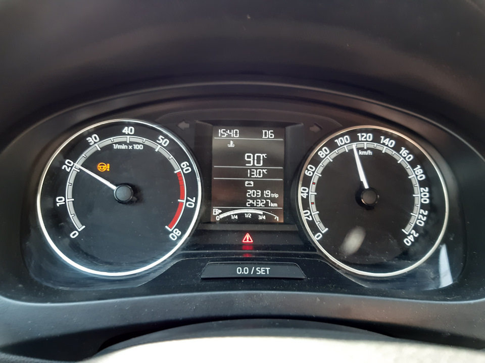Ровно на 250 км наконец отключился ЭУР, руль потяжелел — Skoda Rapid (1G)