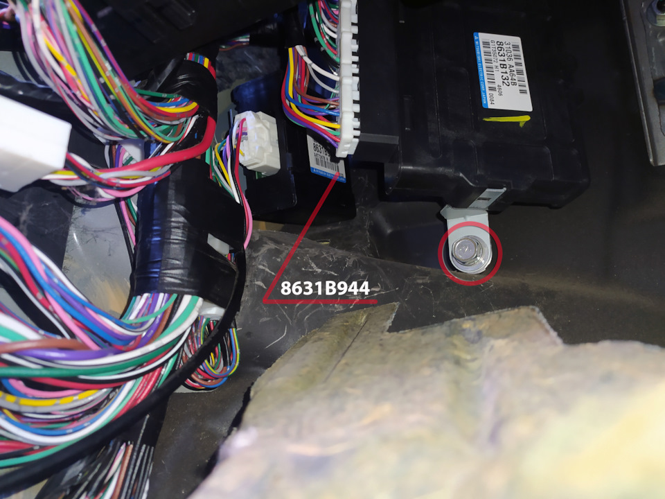 Блок S-AWC на своем месте. — Mitsubishi Outlander (3G). Запчасти на фото: 8631B132, 8631B944
