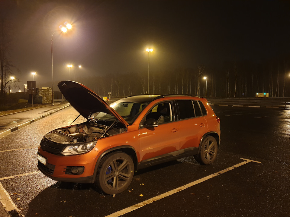 Вытаскивал пред чтобы не молотили вентиляторы. — Volkswagen Tiguan (1G)