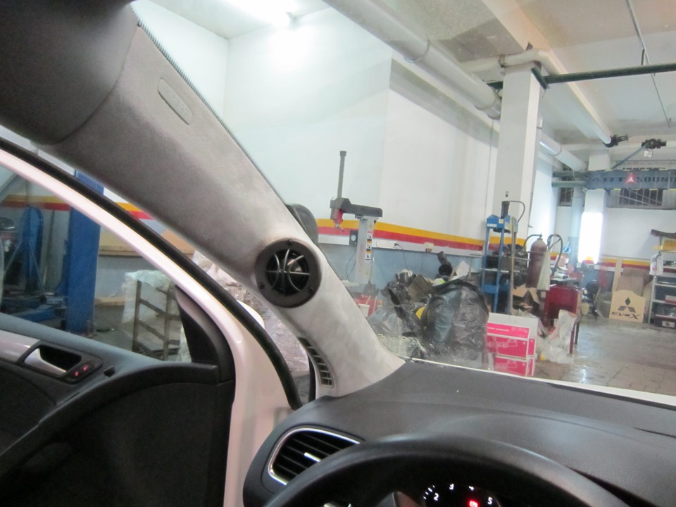 пищалки перетянуты в алькантару — Volkswagen Golf Mk6