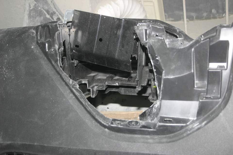 В итоге стало наблюдаться место под ящик хитрой формы — Lada XRAY