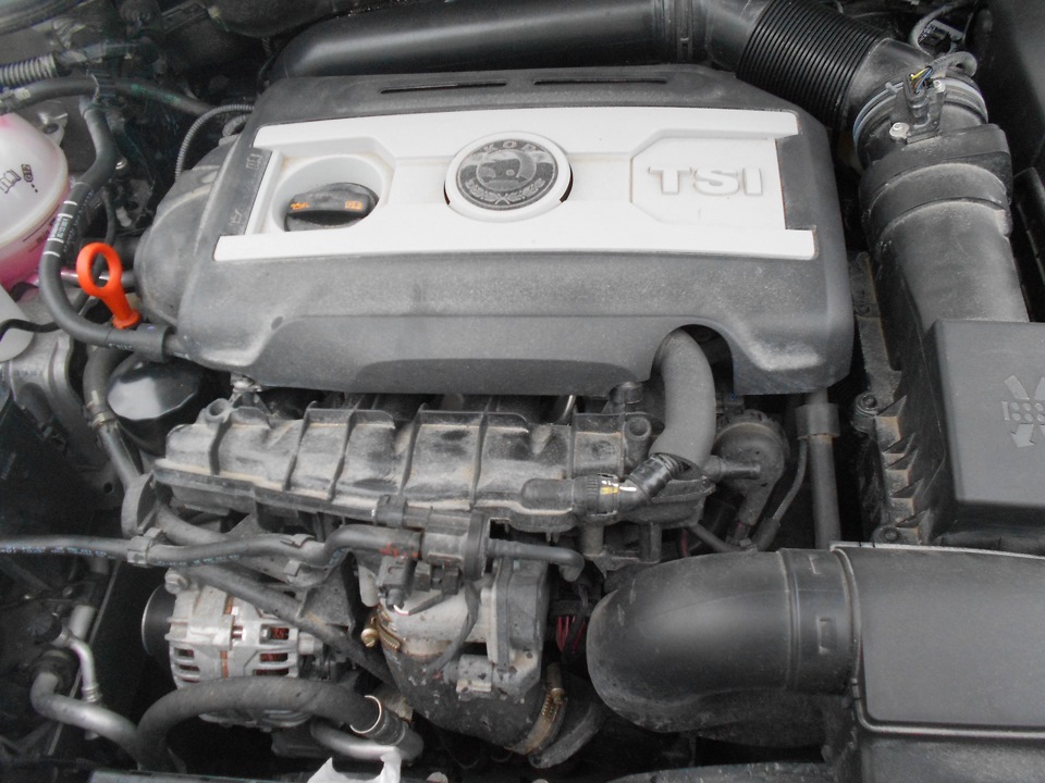 Аккуратно тянем вверх декоративную крышку и снимаем — Skoda Octavia A5 Mk2