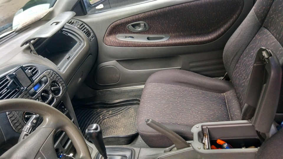 Подлокотник открытый — Mitsubishi Colt V