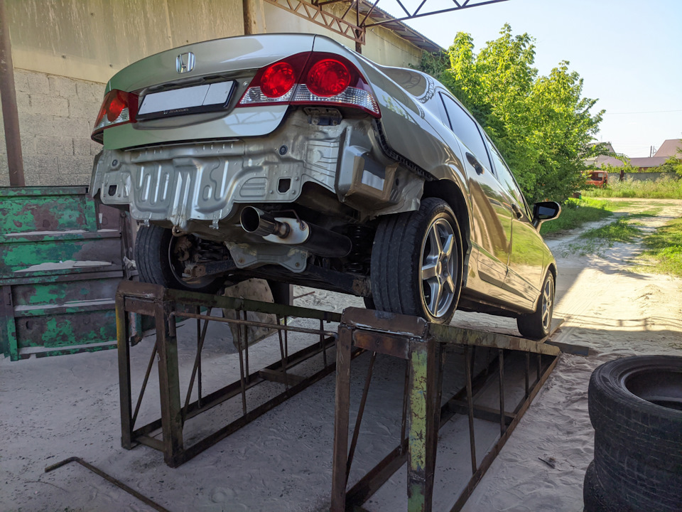 На эстакаде — Honda Civic 4D (8G)