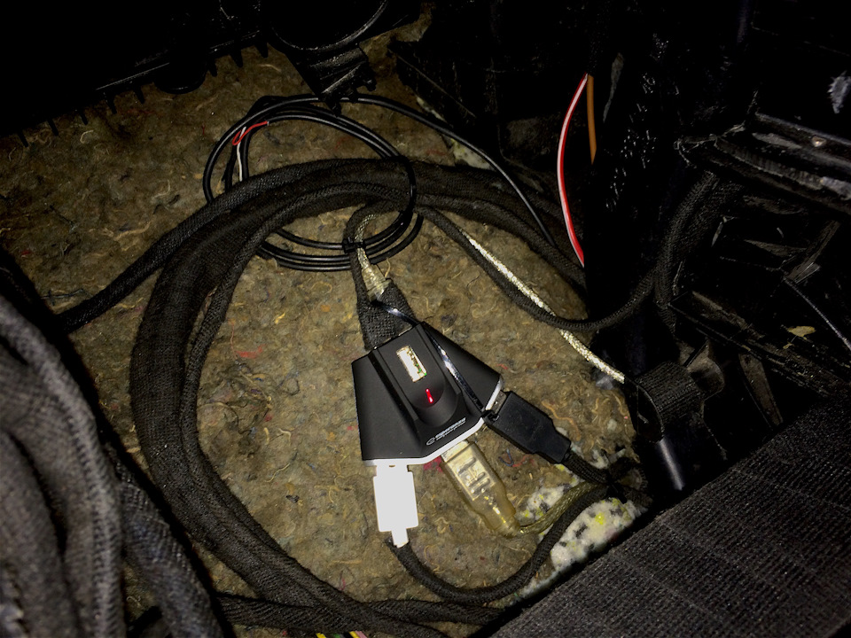 USB Hub — Mercedes-Benz E-Class (W210)