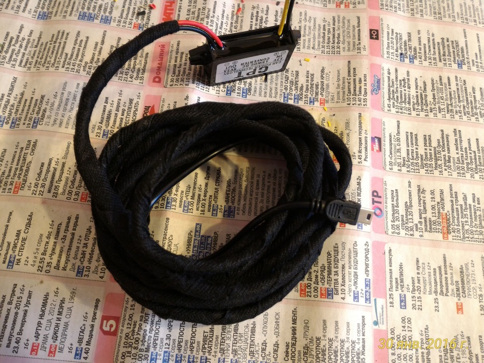 Провод мини USB припаян к преобразователю напряжения и обмотан лентой антискрип. — Nissan Almera Classic (B10). Запчасти на фото: 300542