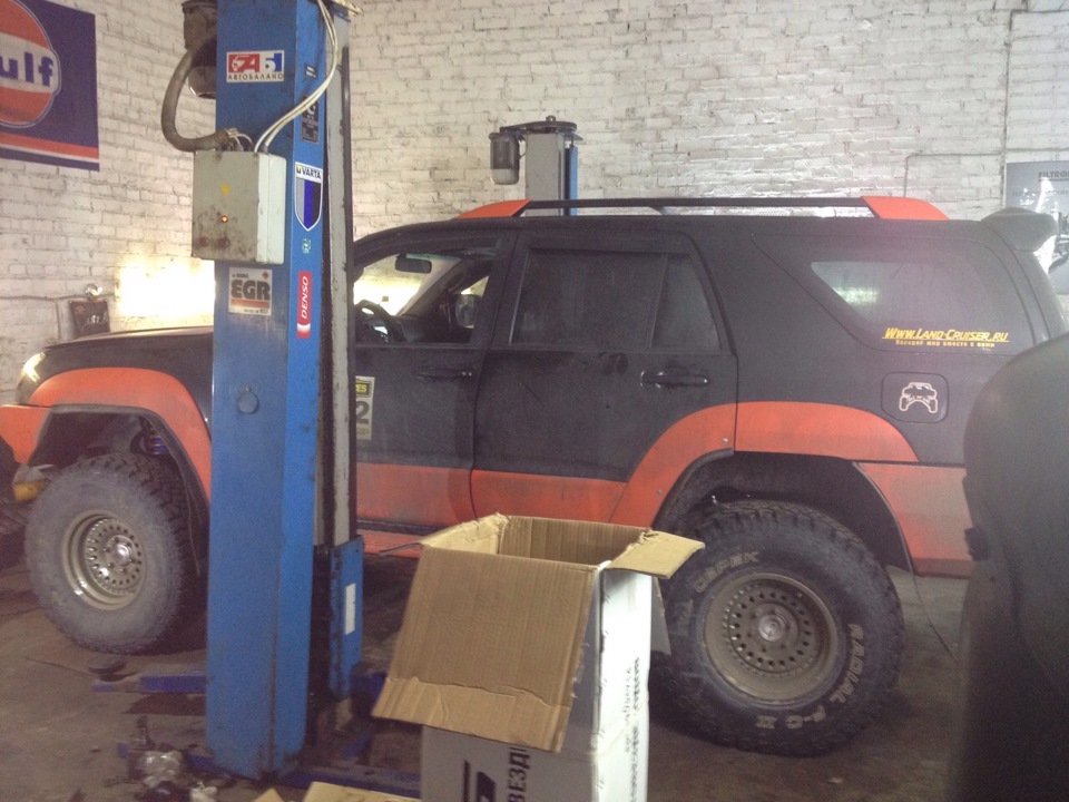 морда смотрит вверх — Toyota 4Runner (4G)