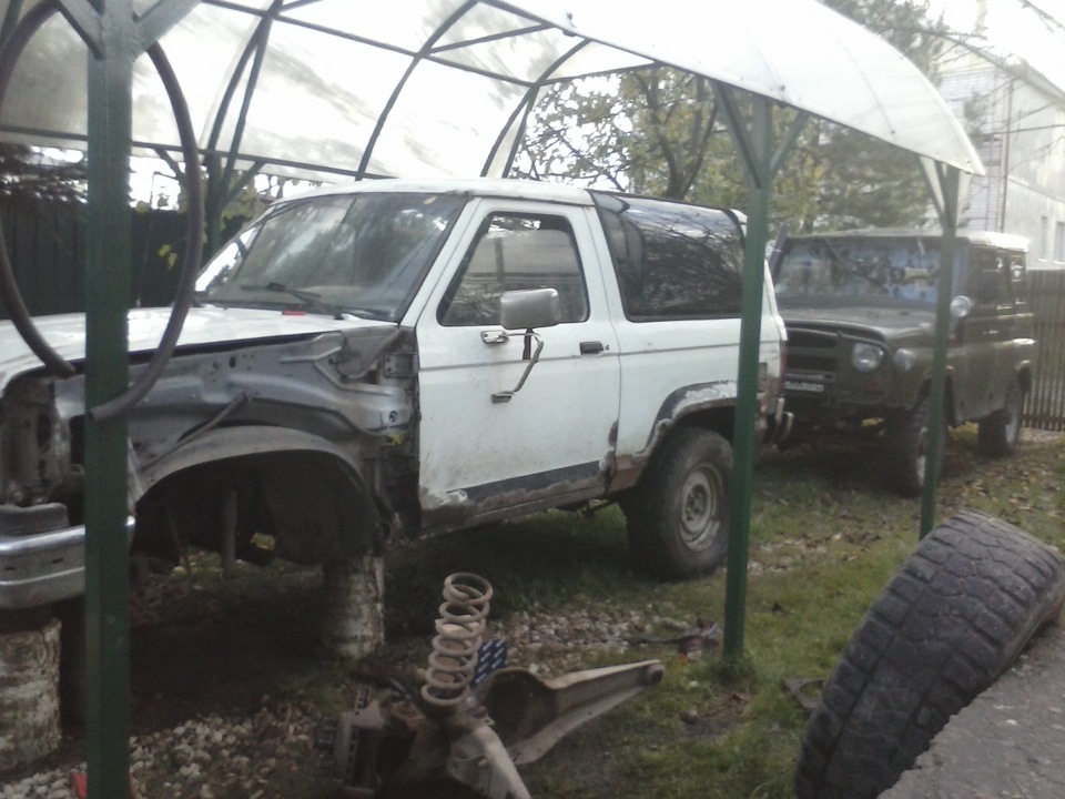 сзади УАЗ моего друга, с которым постоянно гоняем по какулем))) — Ford Bronco (4G)