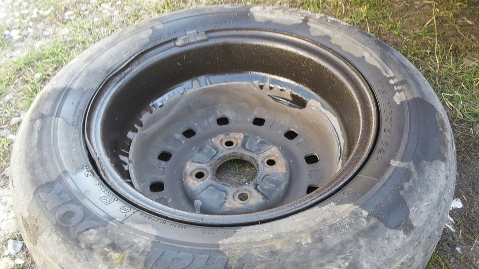 Кстати, то самое колесо на которое все это добро текло — Ford Sierra