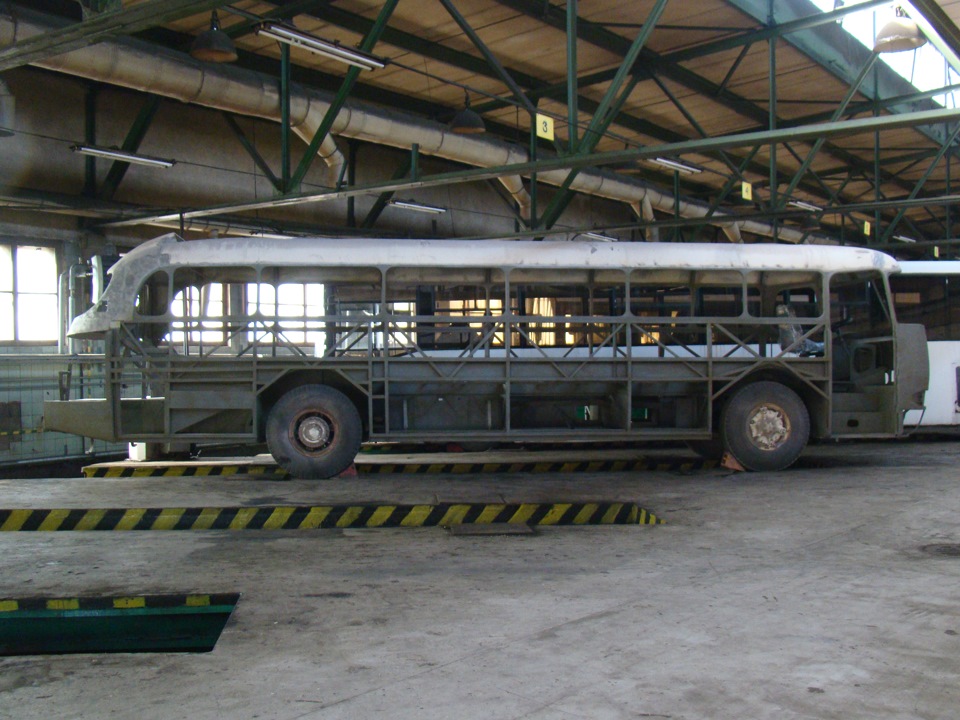 Отпескоструенный кузов на смотровой яме. — Ikarus 55 Lux