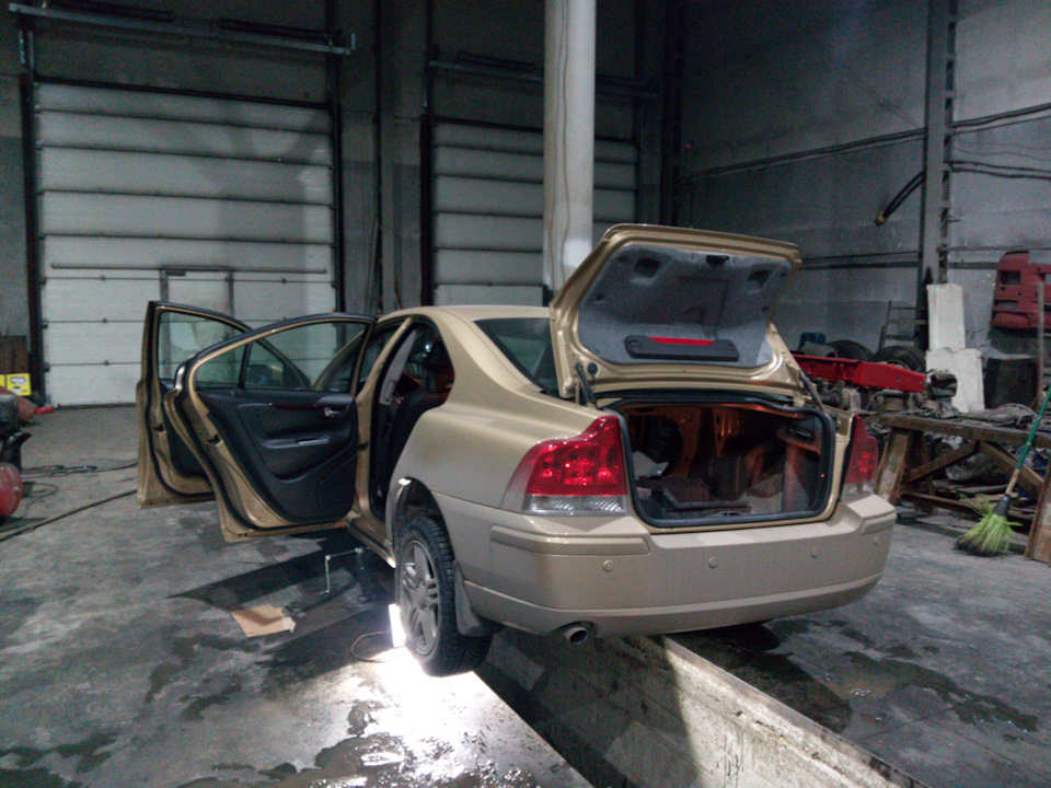 Фото в бортжурнале Volvo S60 (1G)