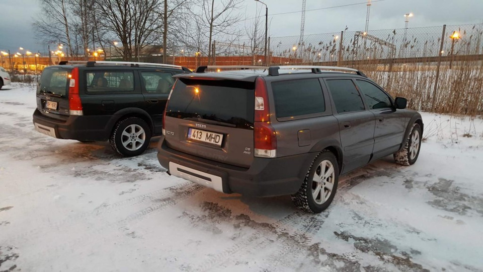 Приехал на работу и припарковался рядом с ХС70 одного из начальников, большинство из вас наверное тоже любят парковаться с собратьями! ) Вышел, посмотрел и опечалился.Вот так разница.У него она такая высокая, такая чёткая, я тоже так хочу!У меня перед, от земли до крыла 74см, у соседской 75см.Зад на моей 73.5см на второй 75см.Замеры проводились на снегу, поэтому могут быть не точными! — Volvo XC70 II