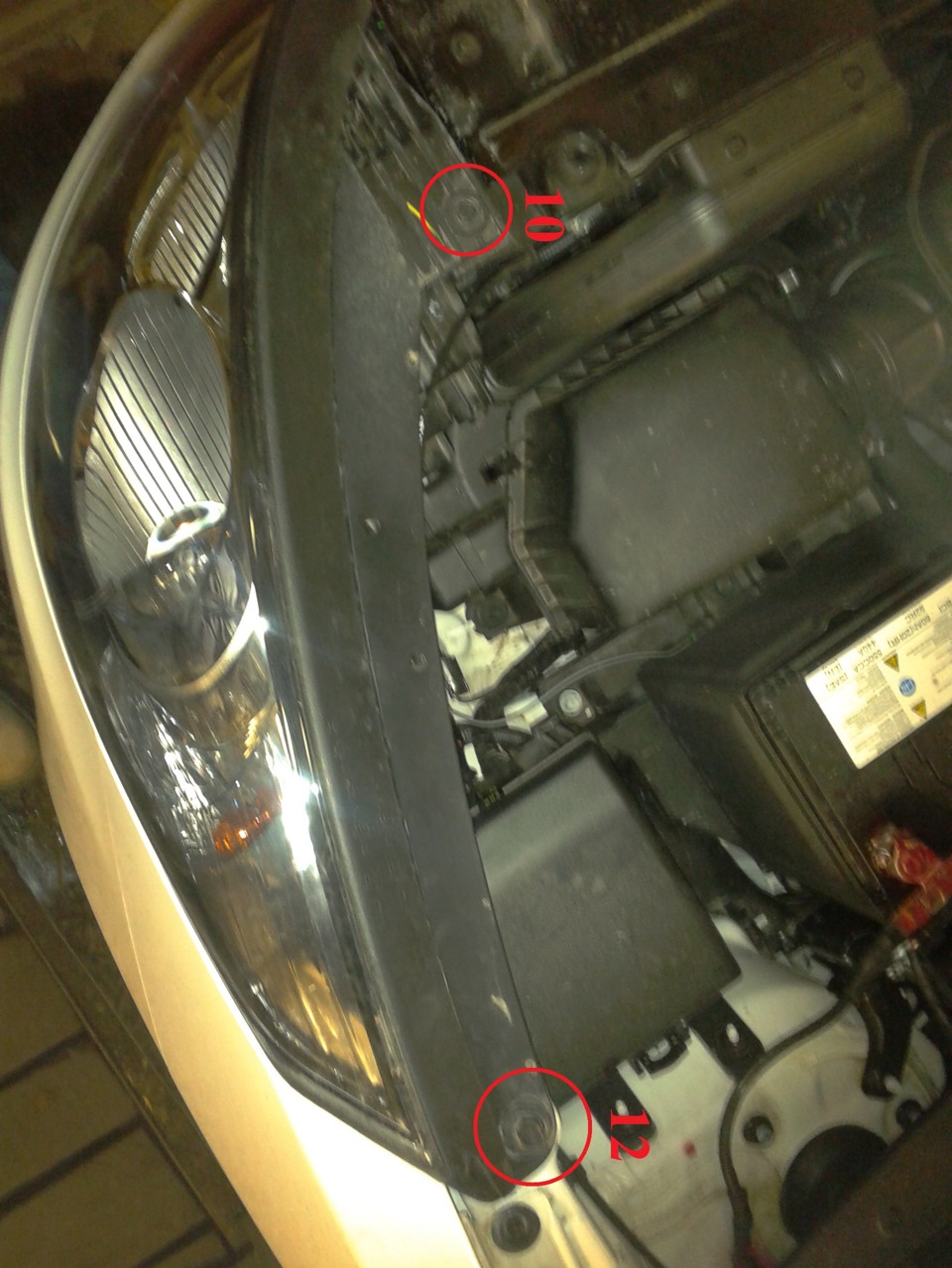 2 болта сверху фары (на 10 и на 12) — Hyundai ix35