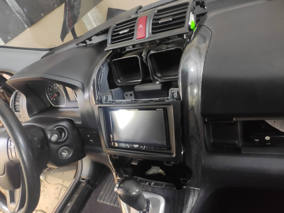Магнитола Pioneer 4600 DVD устанавливалась несколько лет назад — Honda CR-V (RE)