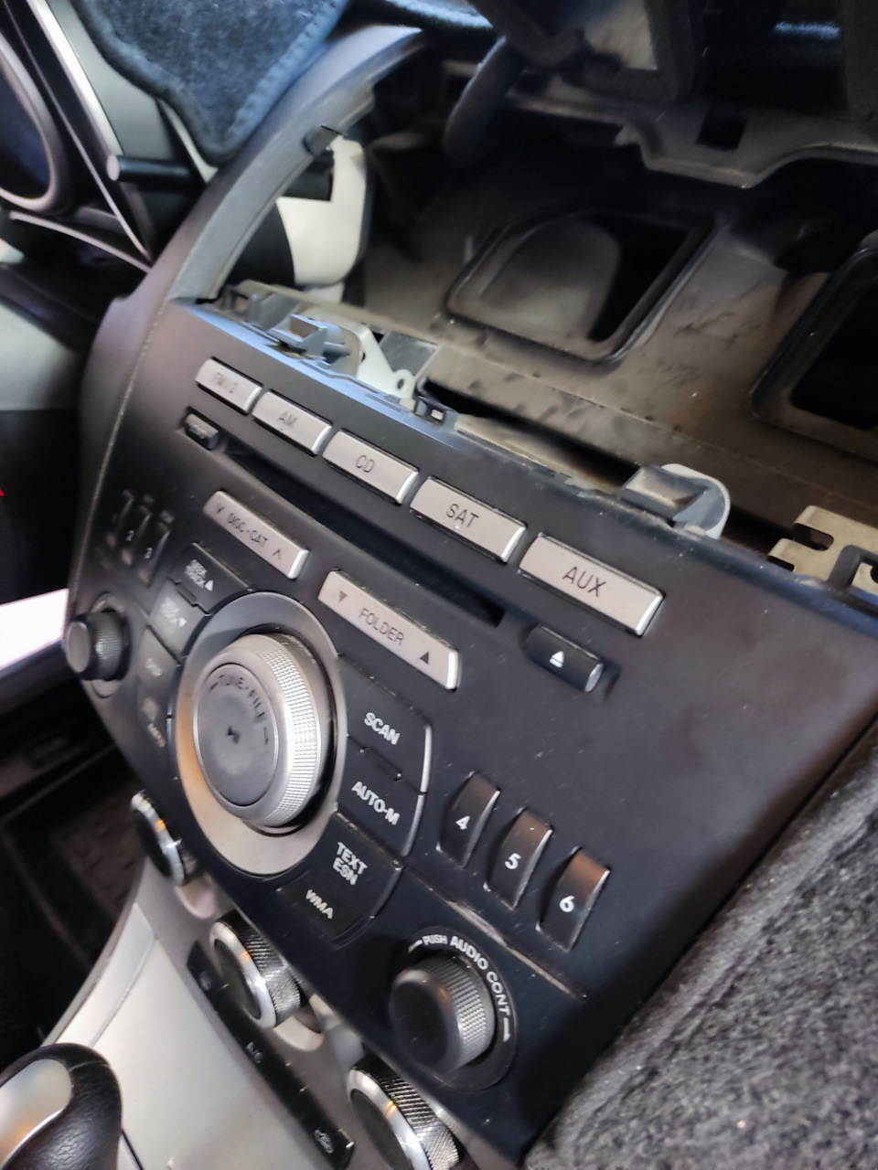 Резким рывком вынимаем — Mazda 3 (2G) BL