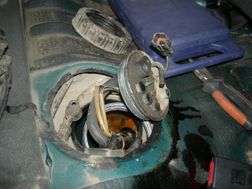 Открутили кругляш (он лежит рядом на фото). — Hyundai Accent (1G)