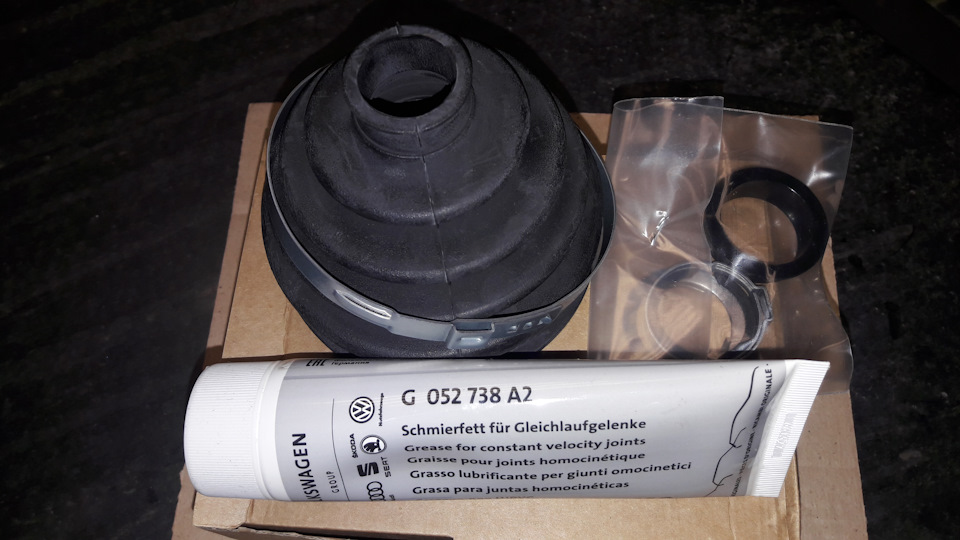 Пыльник с логотипом VAGa и LÖBRO, тюбик с оригинальной смазкой G 052 738 A2(120гр), стопорное кольцо, упорная шайба, упорное кольцо, ещё один стопор для установки на другой модели Ауди, ну и и 2 хомута — Audi A6 Avant (C5). Запчасти на фото: G052738A2