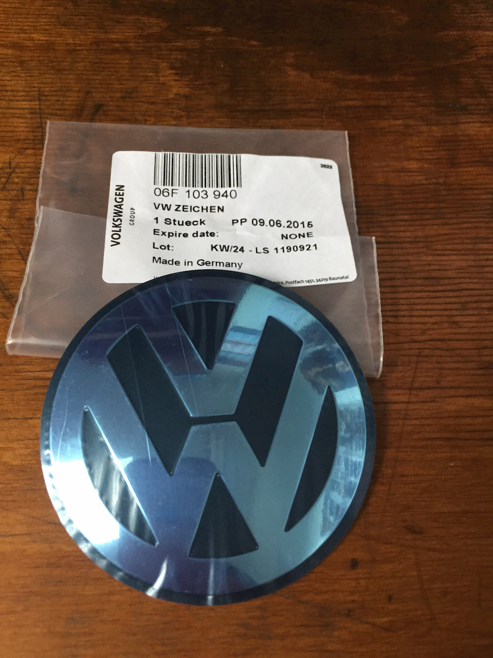 Эмблема 06F 103 940 — Volkswagen Passat Variant (B6). Запчасти на фото: 06F103940