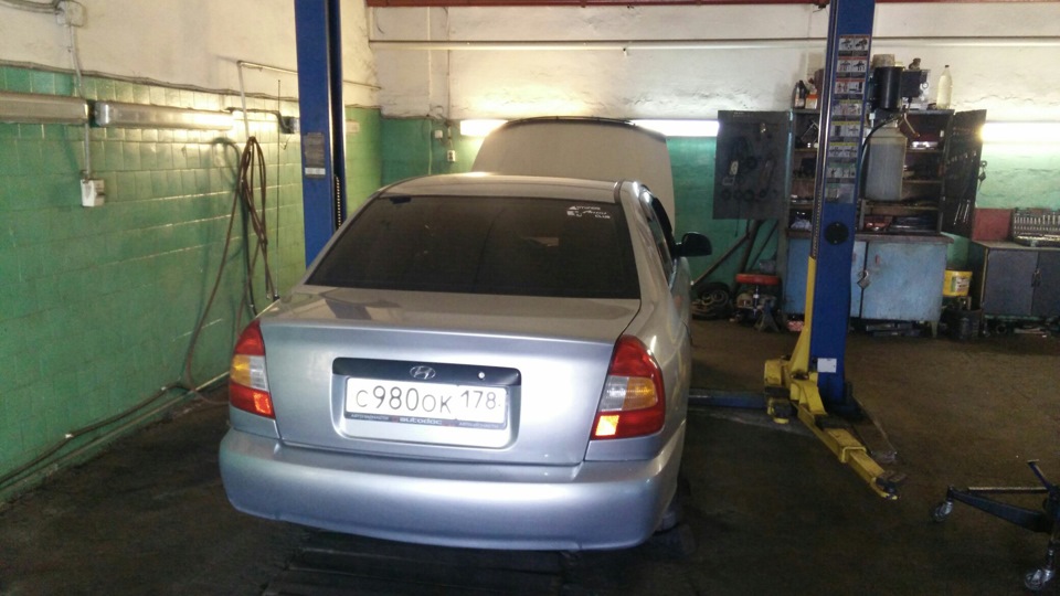Уже в сервисе, мастер разбирает подкапотку. — Hyundai Accent (2G)