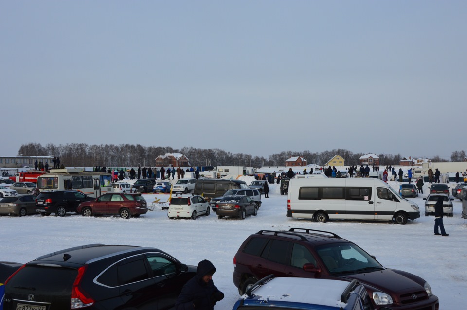 В закрытом парке и народу то не меньше чем на трибунах — Toyota Vista (50)