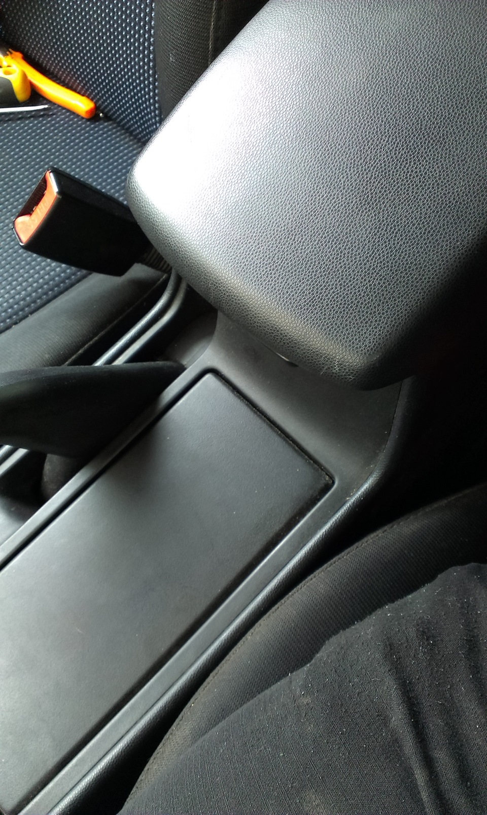 1) открываем подлокотник — Mazda 3 (1G) BK