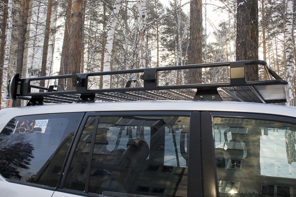 С правой стороны багажника размещены крепления под лопату. — Toyota Land Cruiser Prado 120-series