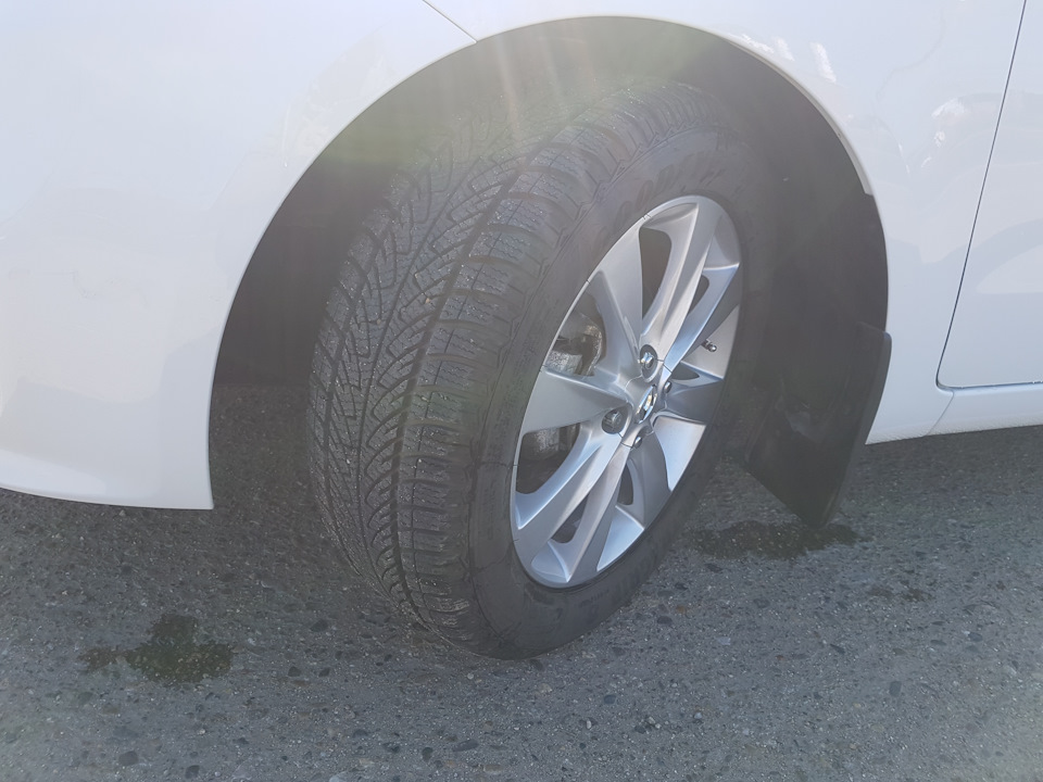 GoodYear UltraGrip 8 Perfomance — KIA Rio (3G). Found on photo: Goodyear UltraGrip 8