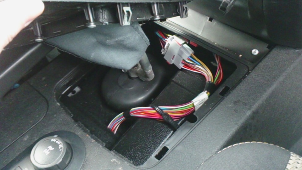 Можно конечно не поднимать, для инфы, что держится эта штука на защелках. — УАЗ Patriot
