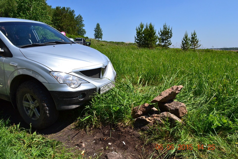 Верхние три это подкладушки, а из земли торчит он <img src= — SsangYong Actyon Sports (1G)