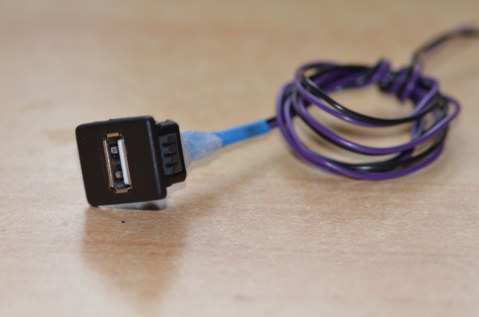Заглушка с встроенной розеткой USB — Volkswagen Polo Sedan