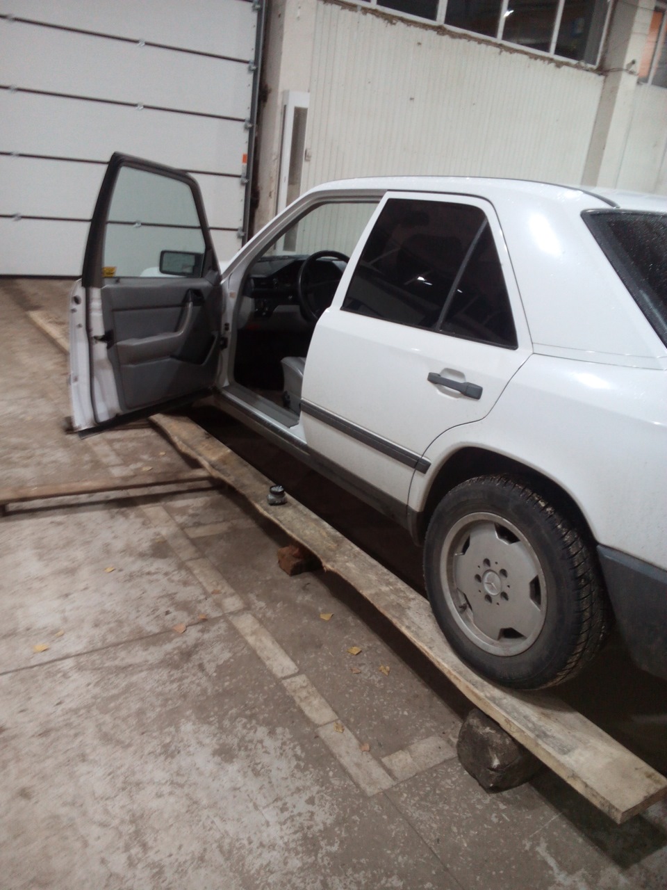 Фото в бортжурнале Mercedes-Benz E-Class (W124)