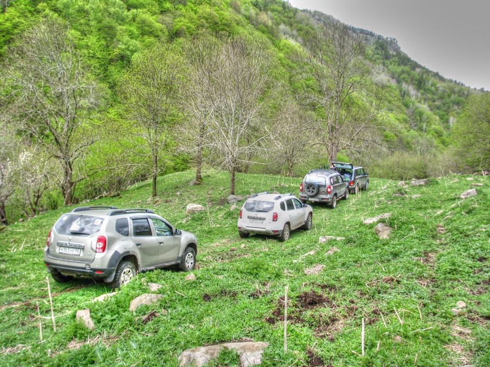 9. Запарковались над обелиском. — Renault Duster (1G)
