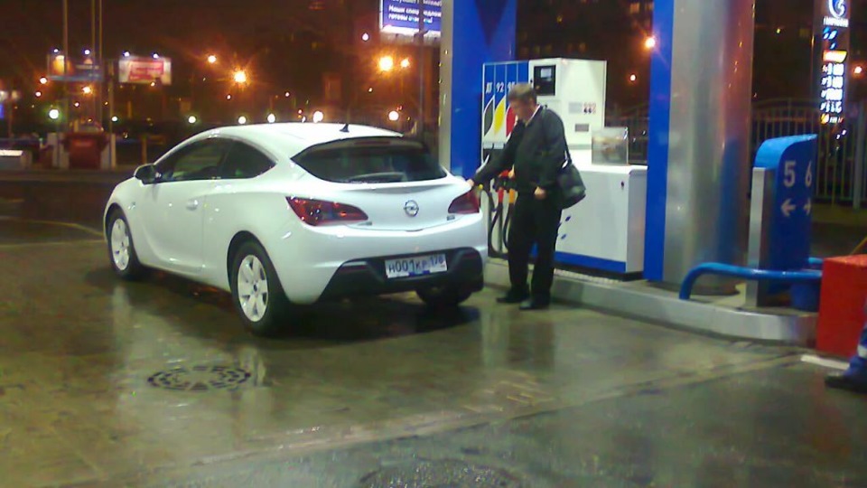 Opel Astra GTC Белая 1.8 Атмосфера