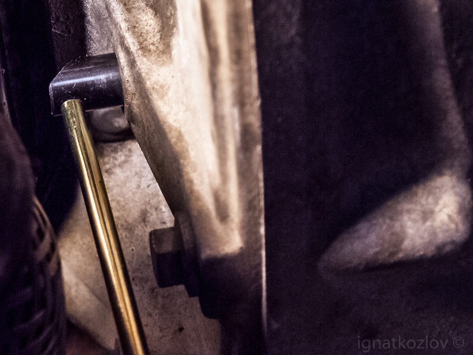 Фиксируем коленвал в сервисном положении — все 4 поршня на одном уровне. — Citroen DS3