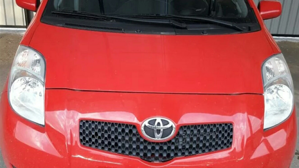 Toyota Yaris RED arrow