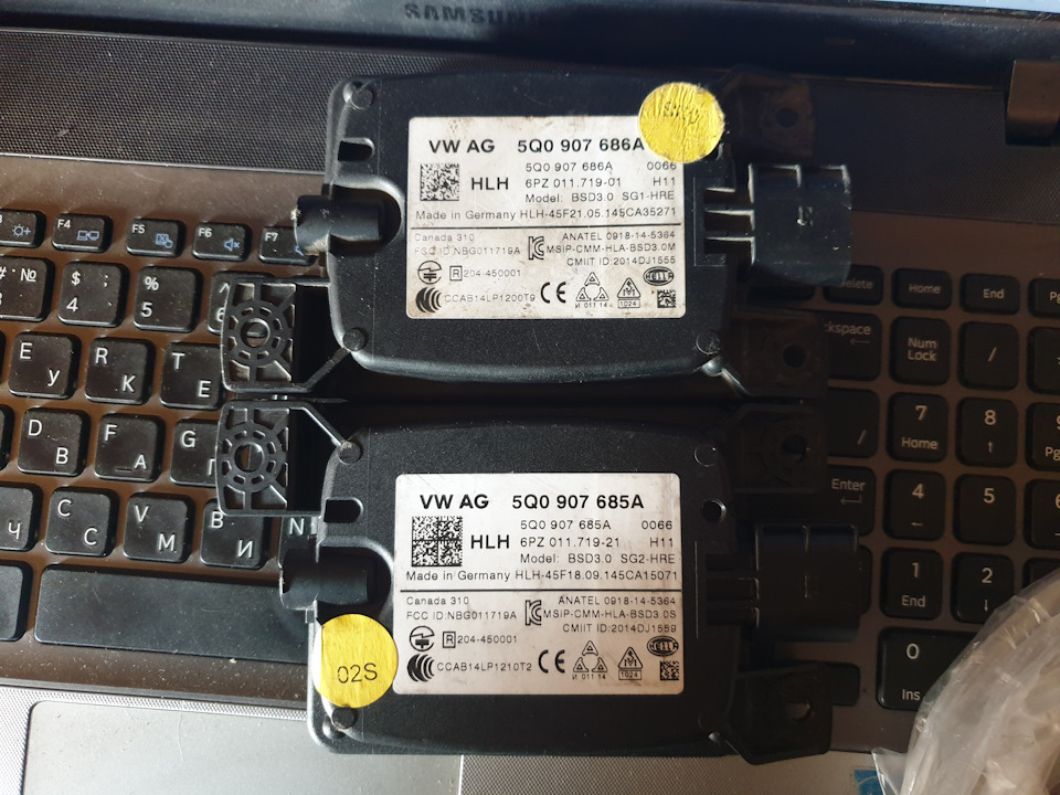Радары контроля мертвых зон master 5Q0907686 и slave 5Q0907685 — Volkswagen Tiguan (1G). Запчасти на фото: 5Q0907686, 5Q0907685, 5Q0907686A, R1204, 0450001, 5Q0907685A